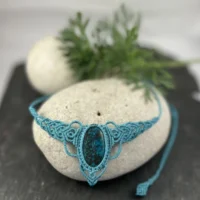 Pendentif court pièce unique en shattuckite et micro macramé