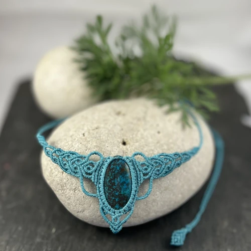 Pendentif court pièce unique en shattuckite et micro macramé