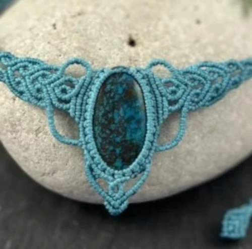 Zoom sur le cabochon de shattuckite monté en pendentif, une pièce unique réalisée à Nantes
