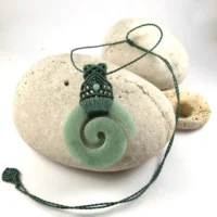 Pendentif tribal bohème avec spirale d'aventurine, bijou fait main, pièce unique pour homme ou femme