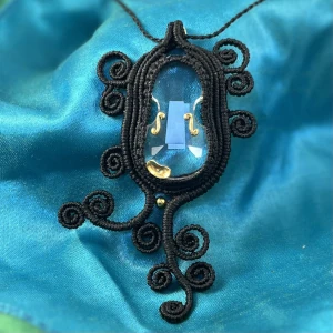 Commande personnalisée réalisée avec un violon en cristal et du fil ciré noir