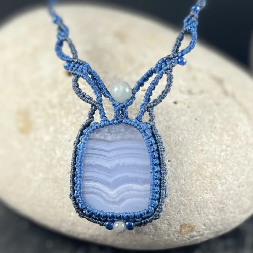 Pierre agate blue lace délicate montée en micro macramé détail bijou