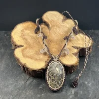 Collier unique en agate mousse et micro macramé, style bohème nature