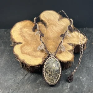 Collier unique en agate mousse et micro macramé, style bohème nature