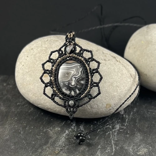 Collier micro macramé agate noire et blanche bijou artisanal fait main So’fil macramé