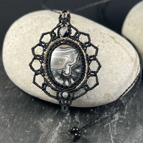 Pierre naturelle agate noire et blanche montée en micro macramé pièce unique