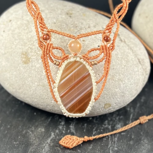 Pierre agate rayée orange montée en micro macramé détail bijou unique