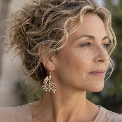 Boucles d’oreilles spirales beiges foncé micro macramé portées créatrice bijoux Nantes So’fil macramé