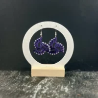 Boucles d’oreilles crochets micro macramé violet spirale perles translucides blanches faites main So’fil macramé