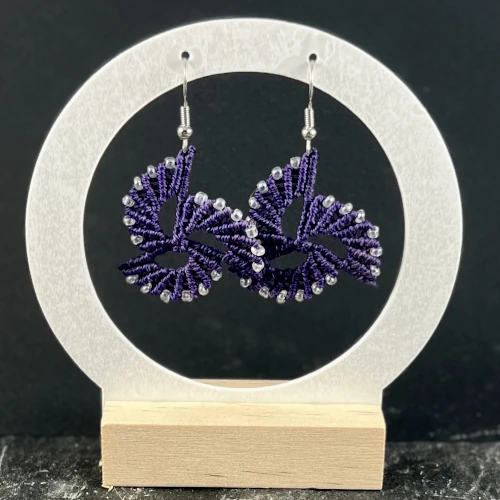 Détail micro macramé violet spirale perles translucides blanches boucles d’oreilles So’fil macramé