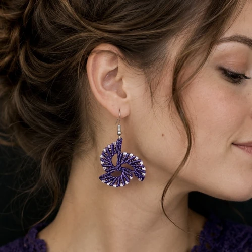 Boucles d’oreilles spirales violettes micro macramé portées bijou artisanal So’fil macramé