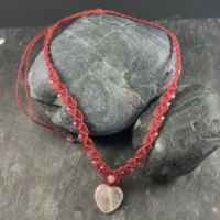 Collier élégant avec coeur de quartz rose et micro macramé réalisé à la main
