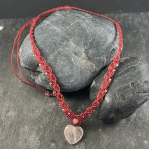 Collier élégant avec coeur de quartz rose et micro macramé réalisé à la main