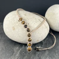 Collier asymétrique micro macramé perles œil de tigre bijou fait main So’fil macramé