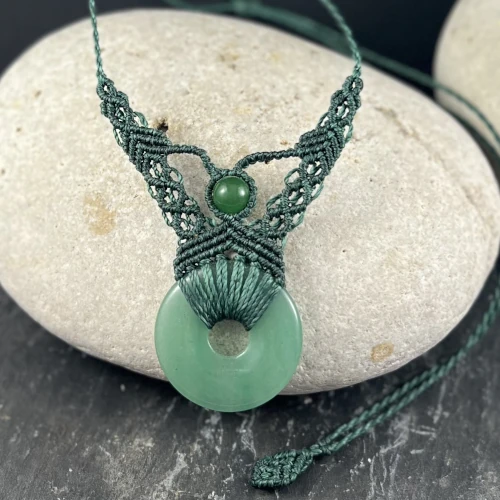 Pierre aventurine verte taille en forme de donut montée en micro macramé détail