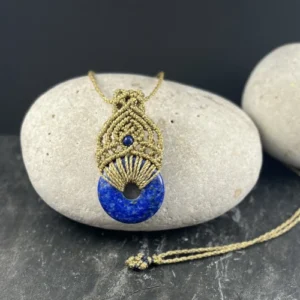 Collier doré micro macramé donut lapis-lazuli bleu bijou artisanal So’fil macramé