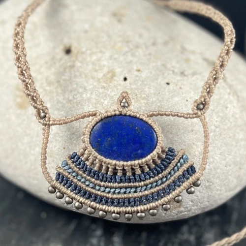 Pierre naturelle lapis lazuli collier ethnique micro macramé détail