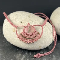 Collier ethnique rose micro macramé rhodonite bijou artisanal So’fil macramé