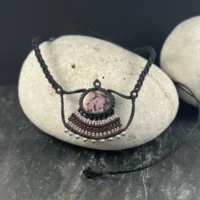 Collier ethnique noir et rose micro macramé rhodonite bijou fait main So’fil macramé