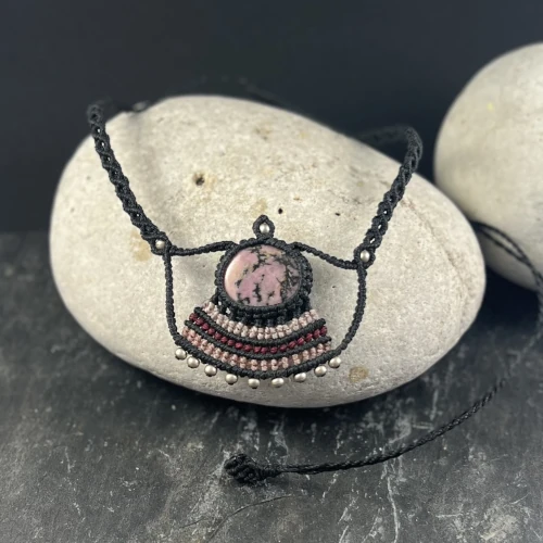 Collier ethnique noir et rose micro macramé rhodonite bijou fait main So’fil macramé