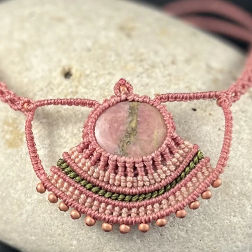 Pierre naturelle rhodonite rose montée en micro macramé collier unique