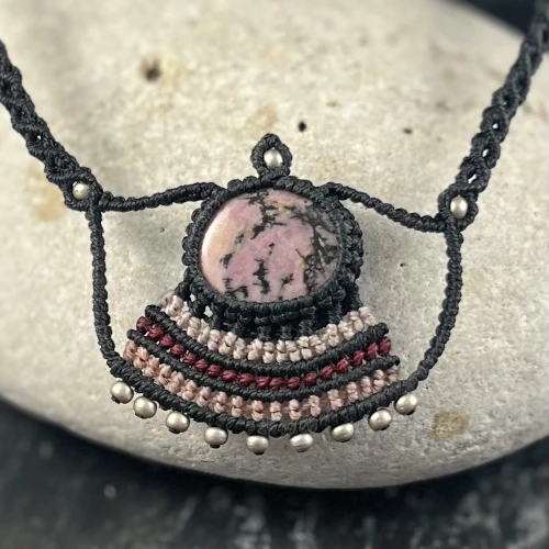 Détail nœuds micro macramé noir et rose pierre rhodonite naturelle