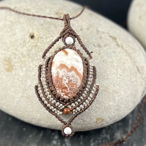 Détail d'un collier en jaspe Rosetta, bijou pièce unique en pierre naturelle véritable