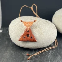 Pendentif nœud celtique micro macramé jaspe rouge bijou artisanal So’fil macramé