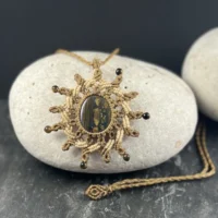 Collier soleil micro macramé œil de fer bijou artisanal fait main So’fil macramé