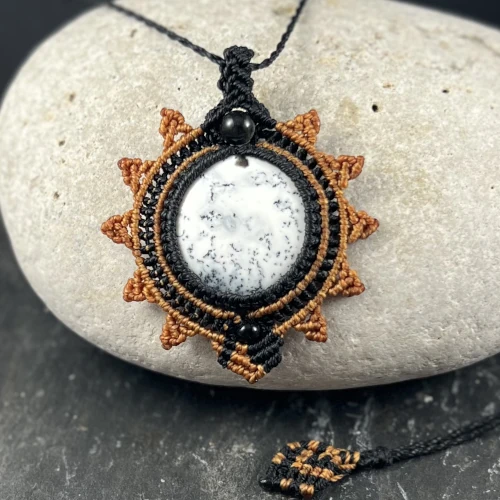 Gros plan opale dendrite monture micro macramé pièce unique artisanale