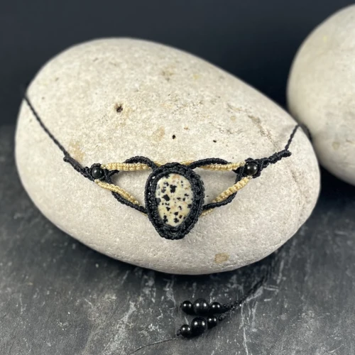 Collier unique ras-le-cou micro macramé jaspe dalmatien création artisanale So’fil macramé