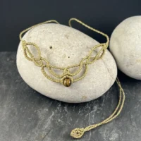 Nœuds micro macramé et pierre naturelle œil de tigre bijou unique