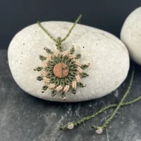 Collier soleil micro macramé jaspe unakite vert et rose bijou artisanal So’fil macramé