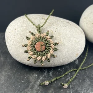 Collier soleil micro macramé jaspe unakite vert et rose bijou artisanal So’fil macramé