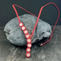 Collier en micro-macramé rouge avec huit perles de quartz rose, bijou fait main
