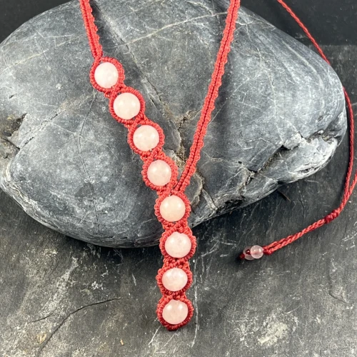 Collier artisanal en micro-macramé rouge avec huit perles de quartz rose, vue de détail