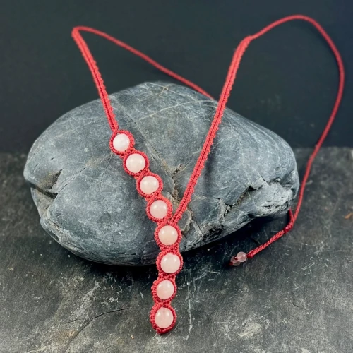 Collier en micro-macramé rouge avec huit perles de quartz rose, bijou fait main
