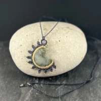 Collier en micro-macramé bleu gris avec pendentif lune en labradorite