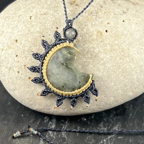 Pendentif lune en labradorite et micro-macramé bleu gris