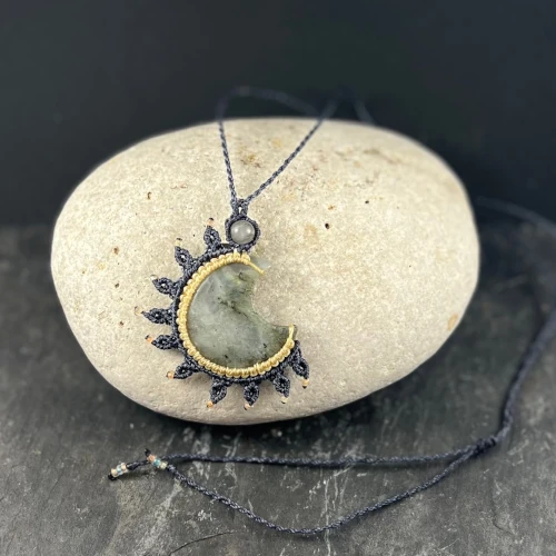 Collier en micro-macramé bleu gris avec pendentif lune en labradorite
