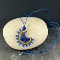Collier lune bleu en macramé fait main en lapis-lazuli So’fil macramé